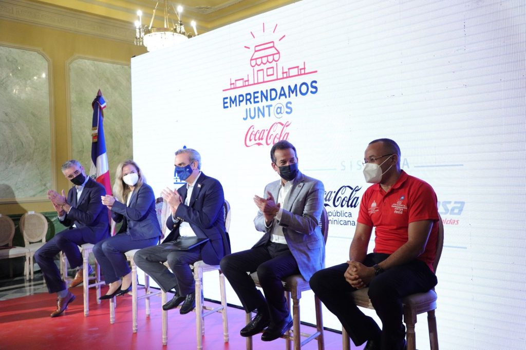 Los colmados son uno de los principales clientes de Coca Cola y un pilar de sus negocios en el país.