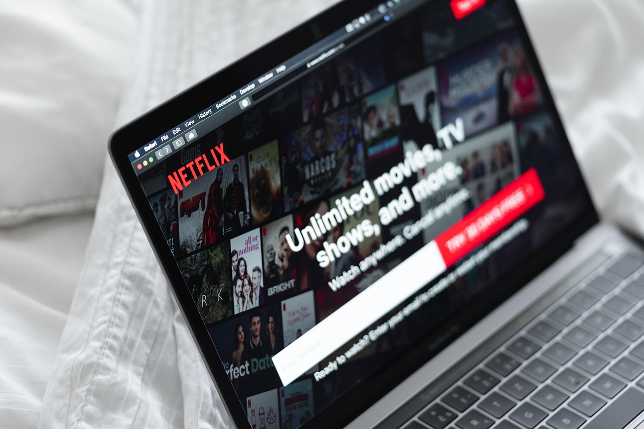 Netflix cae un 4,2 % en Wall Street tras anunciar la compra de Warner Bros. Discovery