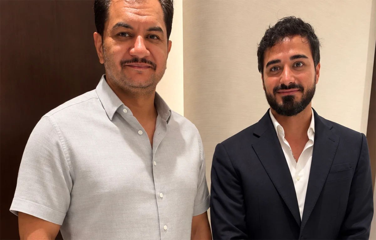 Alvise Pérez y el teniente general Saddam Haftar, este viernes, en la residencia oficial del dirigente libio en Dubái. Cortesía.