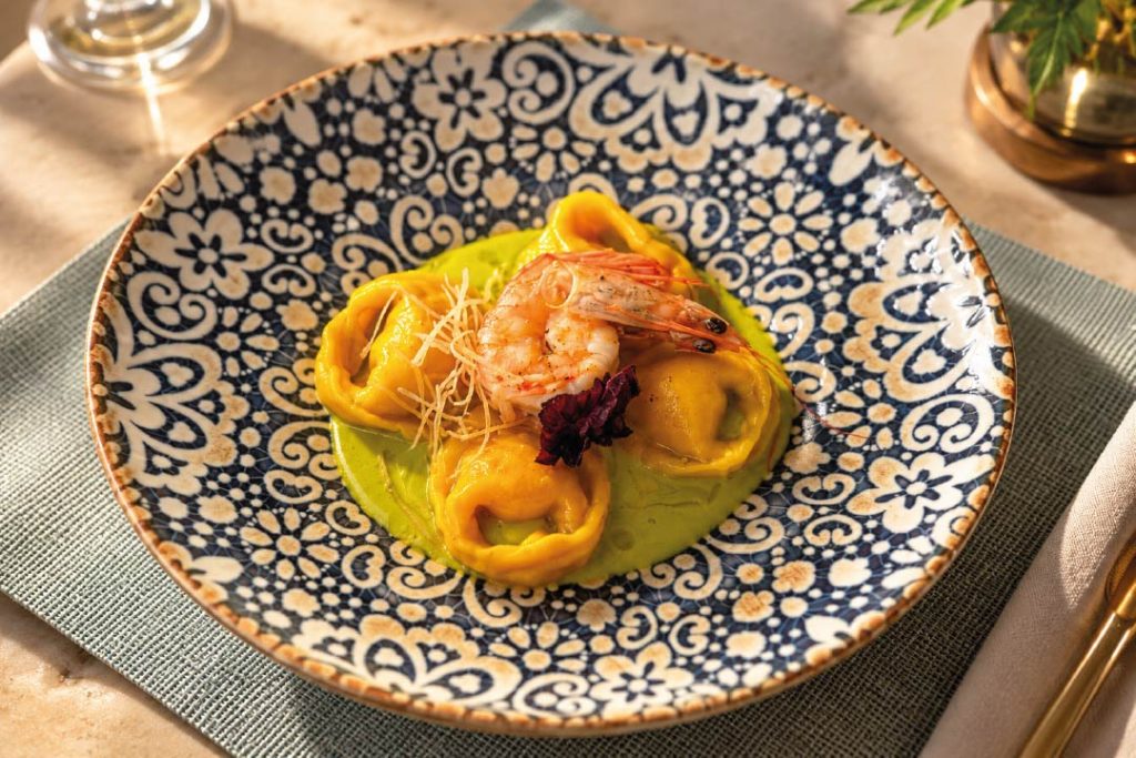 Tortelloni de yuca con coco y camarones de Sánchez — El Loro. Nota: La composición de esta imagen fue mejorada con inteligencia artificial. El plato se mantiene intacto respecto a la fotografía original.