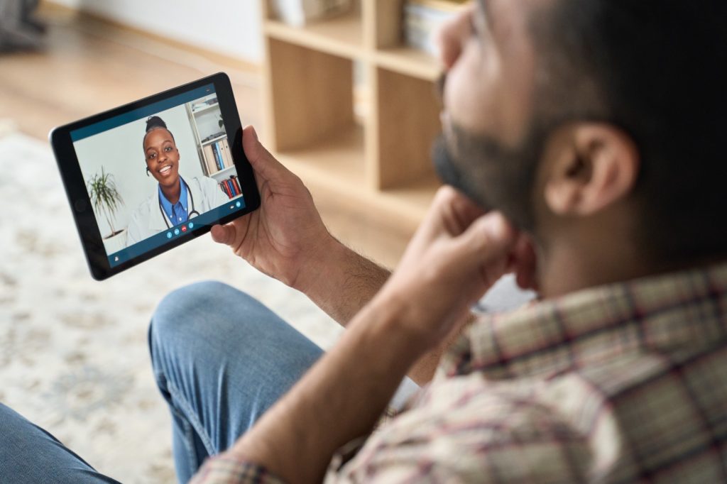 La tecnología está transformando la forma en que las personas acceden a servicios de salud, desde consultas virtuales hasta herramientas de seguimiento y prevención.