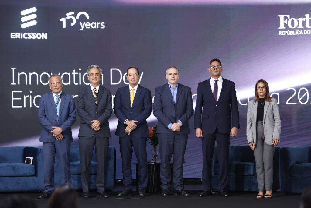 Manuel Mendoza, Francisco de Rey, Randolfo Rijo Gómez, Arturo del Villar y Herwin Speckter durante el segundo panel de Innovation Day 2026, en el que analizaron cómo la conectividad, la digitalización y la inteligencia artificial pueden transformar sectores estratégicos como la industria, la seguridad, la educación y la salud.