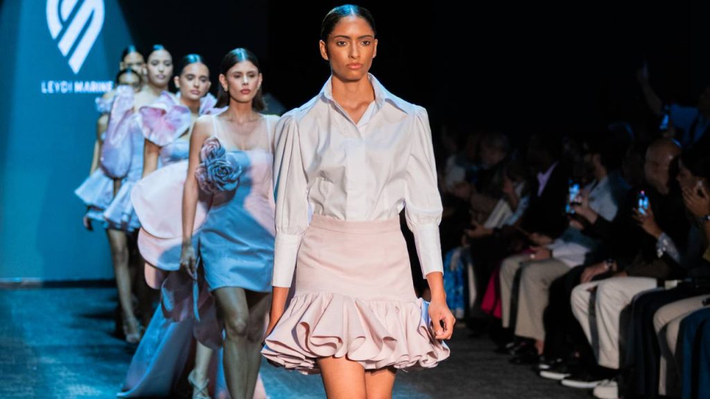 Una de las pasarelas de República Dominicana Fashion Week, plataforma que busca conectar a diseñadores y marcas con consumidores y mercados internacionales.
Cortesía: Valery Hilario.