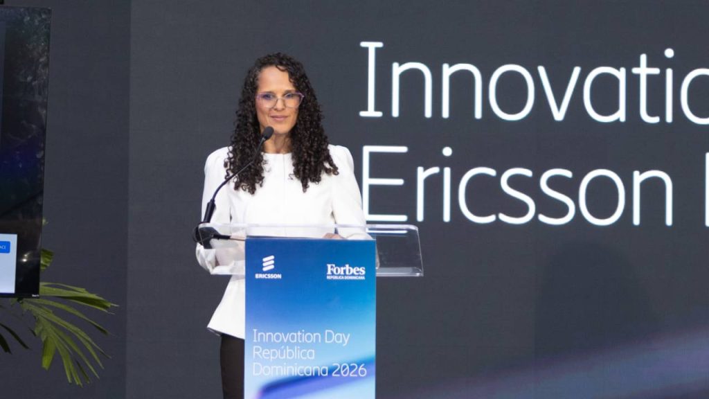 Felivia Mejía, directora editorial de Forbes República Dominicana, durante la apertura del Innovation Day 2026, encuentro que reunió a líderes del sector público y privado para analizar el futuro de la conectividad y su impacto en la economía dominicana.