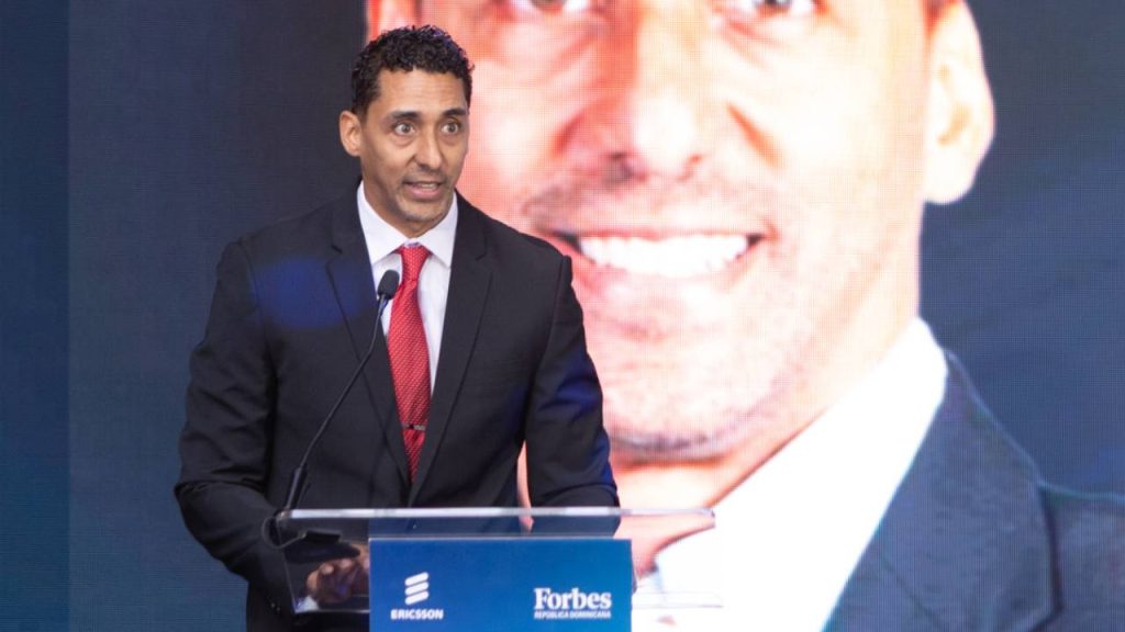 Sadinoel Martínez, director país de Ericsson en República Dominicana, durante su intervención en el Forbes & Ericsson Innovation Day 2026, donde destacó el papel de la conectividad, el 5G y la infraestructura digital en la transformación del país.