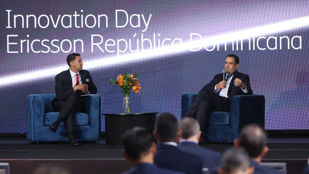 Sadinoel Martínez, director de país de Ericsson en República Dominicana, y Danilo Ginebra, CEO de Altice Dominicana, durante el fireside chat “De la inversión a las oportunidades: 20 años de conectividad en República Dominicana”, celebrado en el Forbes & Ericsson Innovation Day 2026.