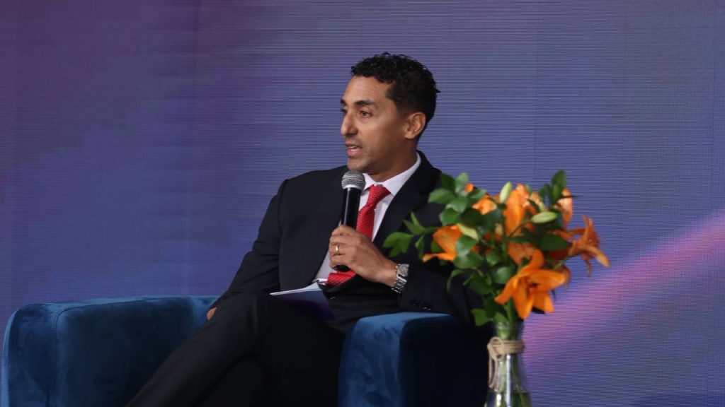 Sadinoel Martínez, director de país de Ericsson en República Dominicana, durante el Forbes & Ericsson Innovation Day 2026, donde abordó los desafíos de la conectividad y su aplicación en sectores productivos.