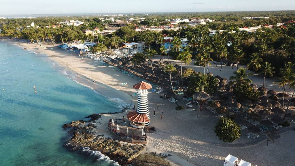 Playa Dominicus, en República Dominicana, destaca por sus aguas turquesas y su emblemático faro frente al Caribe.