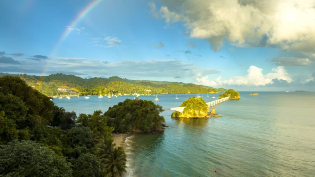 Samaná, uno de los destinos turísticos de República Dominicana, enfrenta el reto de impulsar su crecimiento económico y atraer más visitantes sin comprometer la biodiversidad, la riqueza de su bahía y el bienestar de sus comunidades.