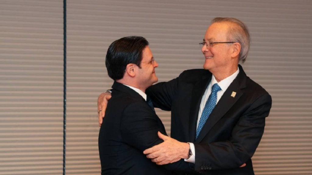 De izquierda a derecha, los señores Manuel Grullón Hernández ,
presidente del Consejo de Administración de Grupo Popular, y Manuel A. Grullón, presidente
Ad Vitam de Grupo Popular.
