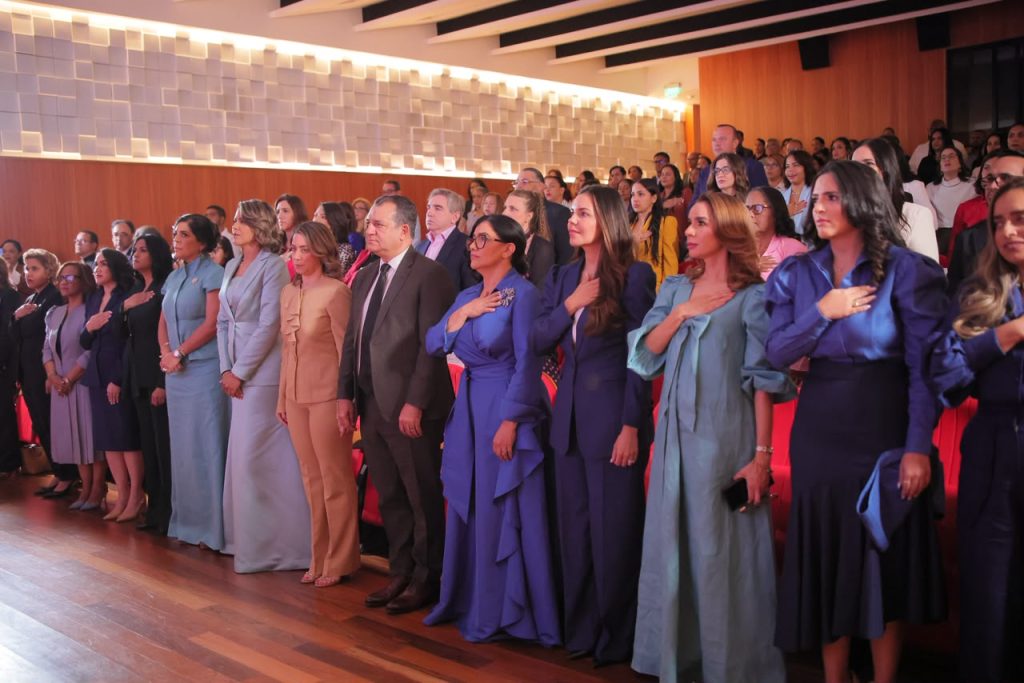 De izquierda a derecha: María Elena Vásquez, Mirna Manzanillo, Aleidi Valerio, Verónica Núñez, Nieves Ramos, Agripley Valverde, Gloria Reyes, Román Jáquez Liranzo, Belkys Martínez, Sol Disla, Yeymis Alcántara, Carolina García, Ivanna Lajara.